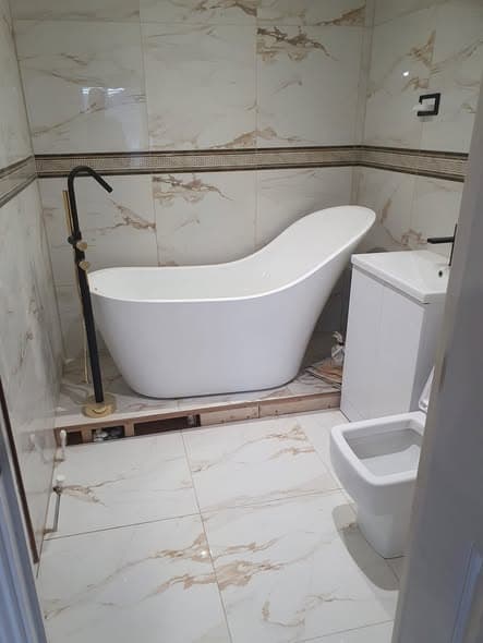 Bathroom install with marble-effect tiling — photo 3