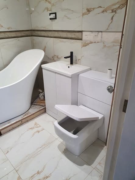 Bathroom install with marble-effect tiling — photo 2
