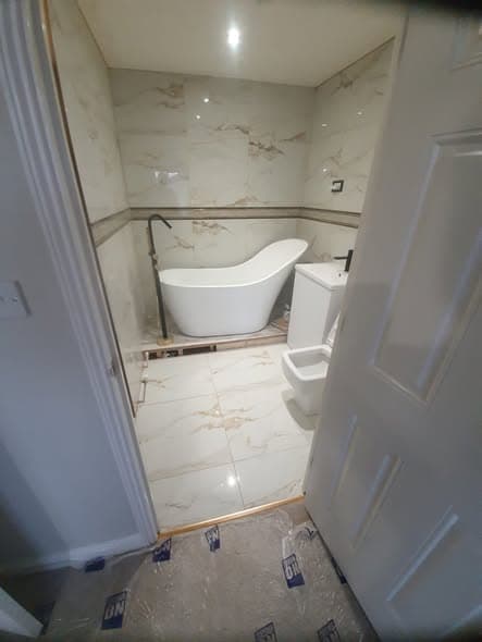 Bathroom install with marble-effect tiling — photo 4
